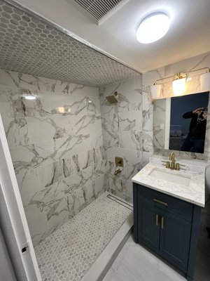 Bathroom Remodeling - We offer high quality bathroom remodels! Call or message today for a fast consultation.