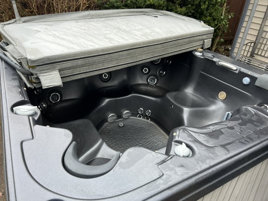 Hot tub removal - The hot tub has been on the property since 2008 I guess it was time to make way for a new that’s coming month end according to the customer