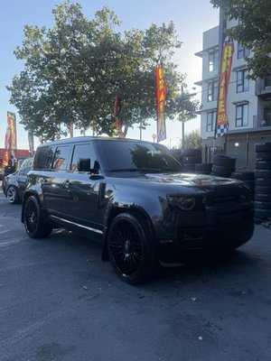 Land Rover Defender Upgrade 🔥 20" -> 24" - Stock 20" Wheels upgraded to 24" Center Floating Cap Wheels with slight offset.
Tires upgraded to wider 285 Width Toyo Proxes ST III Land Rover Defender Upgrade 🔥 20" -> 24" - Stock 20" Wheels upgraded to 24" Center Floating Cap Wheels with slight offset.
Tires upgraded to wider 285 Width Toyo Proxes ST III