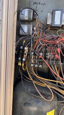 Commercial AC RTU Major repair - After a full diagnosis, it was found that the unit has many issues, with one of them being serious. The following work was carried out: blower fan motor replacement, complete reconnection, and replacement of three contactors, as all of them were in bad condition.