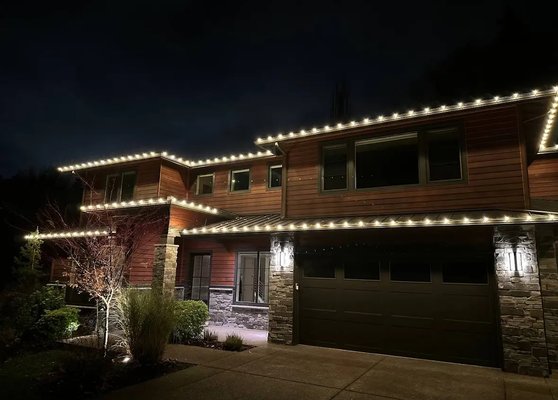 Professional Holiday Warm White C9 Lights Decoration - Beautifully decorated home with warm white C9 lights, perfectly lined along the roof for a clean, elegant holiday glow Professional Holiday Warm White C9 Lights Decoration - Beautifully decorated home with warm white C9 lights, perfectly lined along the roof for a clean, elegant holiday glow