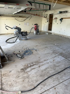 3 car garage hybrid - This was a a hybrid chip polyurea poly aspartic coating. It was a one day instal