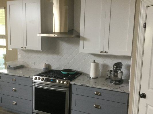 Before & After Kitchen Remodel - Here's some highlights from this kitchen remodel:
-Cabinets from skyline cabinetry
-Vinyl floors
-Quartz
-Backsplash