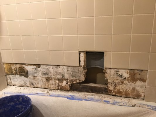 Loose tiles and mold around bath tub surround - Customer reported some loose wall tiles and mold.