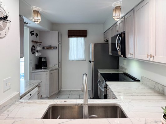 Newly remodeled kitchen! - All new hickory slow close cabinets with beautiful quartzite countertops and new LG appliances!