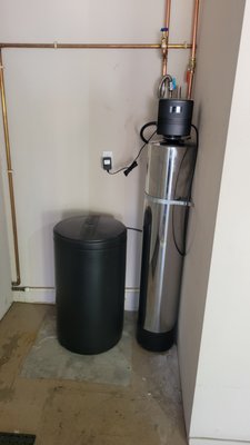 Turlock Salt Based Processor Install - This installation was done in an older neighborhood in Turlock CA. In this case, we were able to put the system in the garage. In addition, a reverse Osmopsios drinking water system was installed easily on the cramped countertop. Turlock Salt Based Processor Install - This installation was done in an older neighborhood in Turlock CA. In this case, we were able to put the system in the garage. In addition, a reverse Osmopsios drinking water system was installed easily on the cramped countertop.