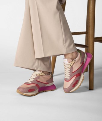 GHOUD - Ghoud sneakers are s a contemporary, minimalistic fashion running shoe that is sure to make a bold statement. Its geometric lines and technical material details provide unparalleled comfort, while the iconic logo on the side symbolizes style and innovation. Step out and take on the world with this sophisticated and dynamic shoe.
