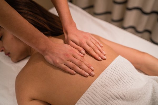 Packages - Packages offered at Waikiki Resort Spa:
Mini Spa Package, Deluxe Spa Package, and Couple's Spa Package. Couple's rooms are available.
See photos for pricing.