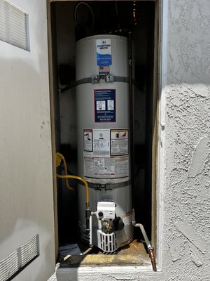 40 Gallon Install - Replaced old 40 Gallon Bradford White with a new 40 Gallon Bradford with with Expansion take. Installation up to code. 40 Gallon Install - Replaced old 40 Gallon Bradford White with a new 40 Gallon Bradford with with Expansion take. Installation up to code.