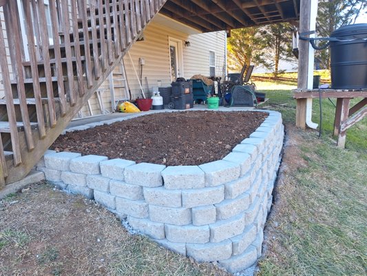 Retaining wall for a garden bed - On this project we remove rotting timbers, replaced it with a retaining wall for a garden bed.