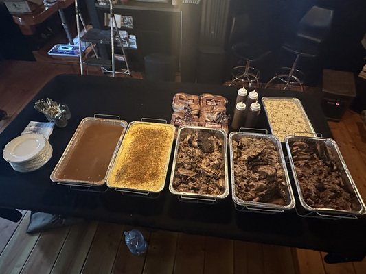 Winter staff party 2023 - 2 meat brikset and pulled pork buffet package for local elementary winter staff party! Winter staff party 2023 - 2 meat brikset and pulled pork buffet package for local elementary winter staff party!