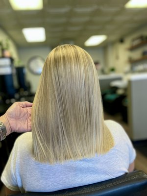 Lived in blonde - Bring her natural blonde back and long Bob haircut Lived in blonde - Bring her natural blonde back and long Bob haircut