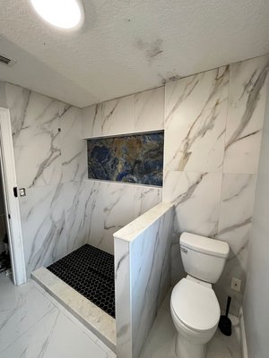 Bathroom remodel - This remodel was done on a bathroom which was installed back in 2008 by another company and it has a water leak.
We did demo, plumbing and install of this 24x48” tile.
We came up with the ideia of using the infinity drain, só shower pan tile covers the drain and the water goes trough it.