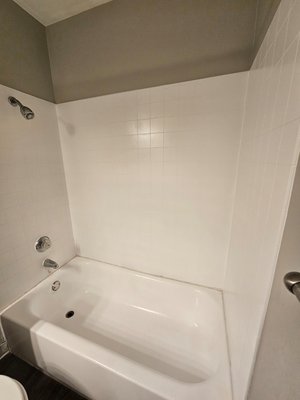 Grout/tile cleaning - Deep cleaning of bathtub and tile/grout cleaning extra Grout/tile cleaning - Deep cleaning of bathtub and tile/grout cleaning extra