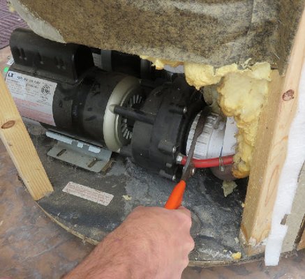 Repair of spa motor - This is a before and after picture from a spa pump replacement in Laval The spa's primary pump was making noise due to a leaky shaft SEAL and damaged motor bearings.