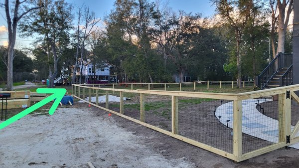4ft wire fence. - We install this 4ft wire fence, using high quality material.