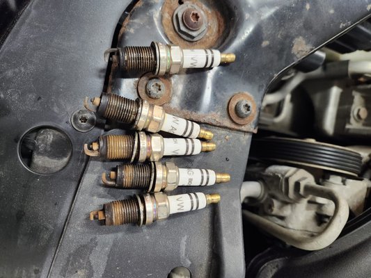2014 Volkswagen Jetta 2.5L - ***TUNE-UP SERVICE & MAINTENANCE***
-Spark Plugs
-Air filter
-Fuel filter
-Oil change
-Transmission filter & fluid
-Both rear wheel bearings
-All 4 brake rotors & pads w/new caliper in rear
-Vacuum Pump seal replacement