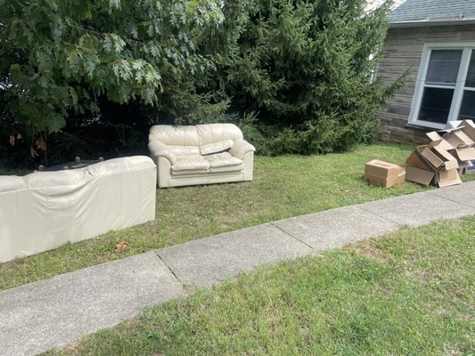 This was are very first job and was a quick one 3 couches and some boxes! - This job was called in 2 days before and got done quick and efficiently. We promise you’ll be a happy customer! This was are very first job and was a quick one 3 couches and some boxes! - This job was called in 2 days before and got done quick and efficiently. We promise you’ll be a happy customer!