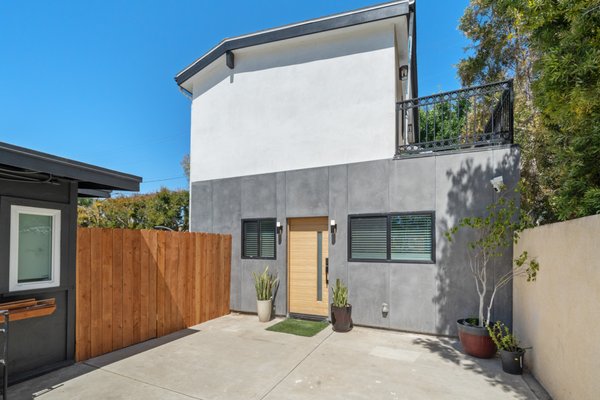 Mar Vista ADU - We turned a garage into a two story ADU / guesthouse. Mar Vista ADU - We turned a garage into a two story ADU / guesthouse.