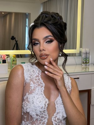 Maquillaje Profesional - Nuestro servicio de maquillaje ofrece una experiencia de belleza única y personalizada, diseñada para resaltar la belleza natural de cada persona y satisfacer sus necesidades específicas. Con una atención detallada a los detalles y utilizando productos de alta calidad, nuestro equipo de maquilladores profesionales está comprometido a brindar resultados excepcionales en cada sesión. Maquillaje Profesional - Nuestro servicio de maquillaje ofrece una experiencia de belleza única y personalizada, diseñada para resaltar la belleza natural de cada persona y satisfacer sus necesidades específicas. Con una atención detallada a los detalles y utilizando productos de alta calidad, nuestro equipo de maquilladores profesionales está comprometido a brindar resultados excepcionales en cada sesión.