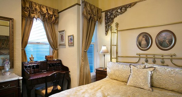 Anais' Venetian Room - One of the best ways to experience our bed and breakfast in Noe Valley is to stay in our Venetian Room. Encounter the lure of the city of canals with exquisitely detailed decorations that brings both charm and glamour of the Venetian culture to this room.

Guests can enjoy decorative details such as the stunning Venetian crystal chandelier, gold Venetian accents, and fanciful artwork adorning the walls. This spacious room comes with a King-sized bed, a full bath, complete with shower, and heated towel rack.

With our convenient location to many San Francisco attractions and local events, Noe’s Nest is your perfect choice for your unique San Francisco getaway!