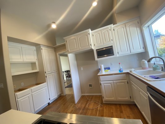 Painting Kitchen Cabinets - In this project we had to sand the existing material well, then apply oil primer and 2 coats of paint Painting Kitchen Cabinets - In this project we had to sand the existing material well, then apply oil primer and 2 coats of paint