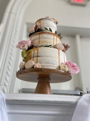 Shabby, Chic wedding cake - This semi-naked beauty falls right in line with the shabby/chic them with its fresh figs and florals and light caramel drips. Shabby, Chic wedding cake - This semi-naked beauty falls right in line with the shabby/chic them with its fresh figs and florals and light caramel drips.