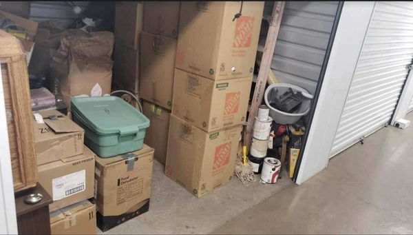 Garage/Yard clean up - Was able to clean up backyard and garage for a customer. This left a satisfied client! Put your trust in my work and call me for your next junk removal/hauling.