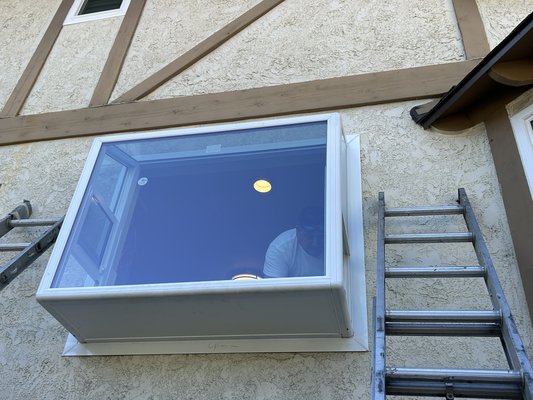 Los Angeles retro garden window replacement - Installation of a new retro garden window. Los Angeles retro garden window replacement - Installation of a new retro garden window.