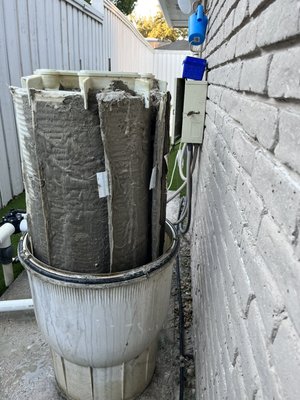 DE Filter Dirty/Clean Comparison - Be sure to maintain your pool filters regularly. A clean pool is dependent on a clean filter. DE Filter Dirty/Clean Comparison - Be sure to maintain your pool filters regularly. A clean pool is dependent on a clean filter.
