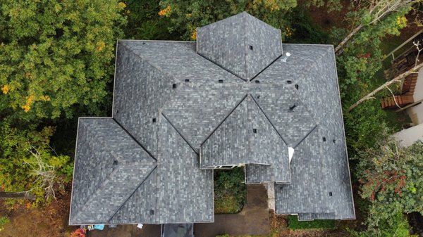 SE Portland (Roofing Project) - We at Vitan Construction are excited to show you one of our recent project. This customer trusted us with their roof and the results were spectacular. We are committed to the quality of our service and craftsmanship from the simple flat aluminum coverings, to high elevated roofing, commercial or residential installation. SE Portland (Roofing Project) - We at Vitan Construction are excited to show you one of our recent project. This customer trusted us with their roof and the results were spectacular. We are committed to the quality of our service and craftsmanship from the simple flat aluminum coverings, to high elevated roofing, commercial or residential installation.