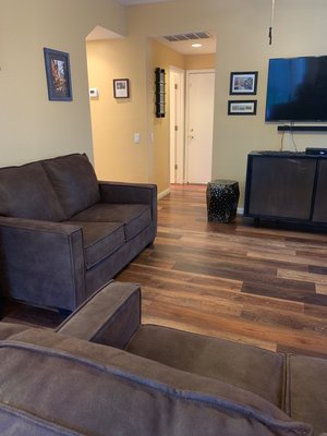 Mesquite vinyl flooring installation - Leo crew install a nice vinyl flooring from Cali vinyl mesquite color