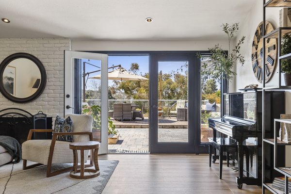 Airbnb Staging - Mission Viejo - This was an Airbnb that needed long-term staging for future guests.  The goal was to create a unique design with a modern fun interior, but also provide functional space with lots of seating and be durable enought to stand the test of time.