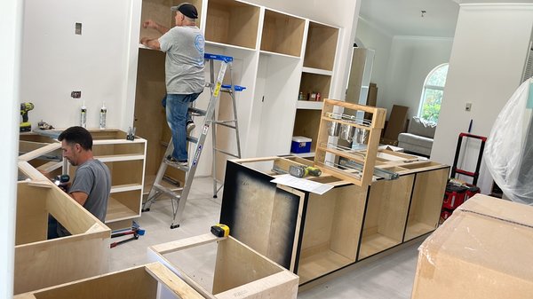 Reforma en interiores - Esta reforma fue echa para Monica un cliente exigente por lo tanto se llevó un diseño especial 
Demolición de paredes y rehabilitación de plomería e electricidad en todas las áreas 
Fabricación de gabinetes nuevos en plywood y puertas de madera sólida pintadas