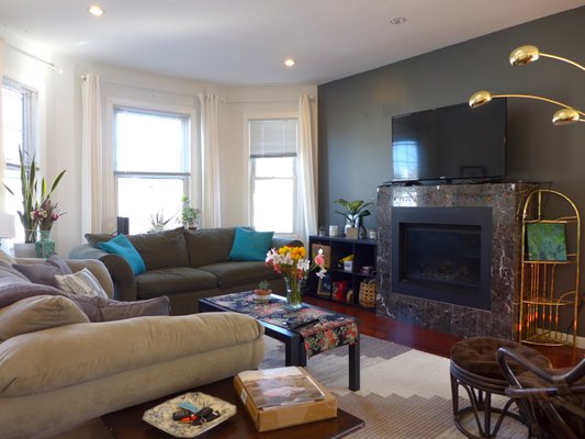 Stunning Five Bedroom Duplex with Contemporary Kitchen - Five Bedrooms, Two Full Bathrooms. Driveway / garage parking included. Available on September 1st, 2021. Stunning Five Bedroom Duplex with Contemporary Kitchen - Five Bedrooms, Two Full Bathrooms. Driveway / garage parking included. Available on September 1st, 2021.