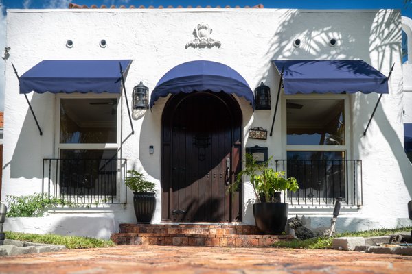 Proyecto Residencial - La tela de este toldo fue reparada para mejorar su funcionalidad y apariencia. Este proceso incluyó la sustitución de toda la tela y se mantuvo la estructura que estaba en perfecto estado, asegurando que el toldo ofreciera protección y durabilidad. Proyecto Residencial - La tela de este toldo fue reparada para mejorar su funcionalidad y apariencia. Este proceso incluyó la sustitución de toda la tela y se mantuvo la estructura que estaba en perfecto estado, asegurando que el toldo ofreciera protección y durabilidad.