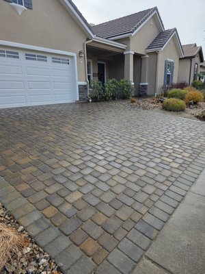 Driveway replacement  using Belgard Cambridge Cobble Pavers. - We had the fortune to  transform this old concrete driveway into this state of the art beautiful driveway using Belgard Cambridge Cobble pavers in Toscana blend.
This driveway had an old and damage concrete surface. It was out pleasure to transform this front yard into a state of the art paver refresh.