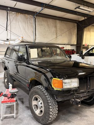 Toyota Land Cruiser 1997 - We always love projects where the owner cherishes their vehicle. We bring the vehicle's paint back to life with a full repaint, but first, we eliminate any remaining holes after removing the side and roof moldings. Toyota Land Cruiser 1997 - We always love projects where the owner cherishes their vehicle. We bring the vehicle's paint back to life with a full repaint, but first, we eliminate any remaining holes after removing the side and roof moldings.