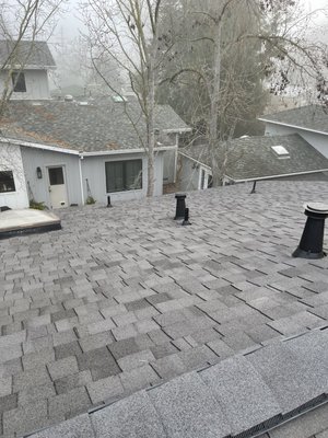 Top Tier Roofing installed a new composition roof in Menlo Park - This new roof was installed with a Landmark TL roofing material. Top Tier Roofing installed a new composition roof in Menlo Park - This new roof was installed with a Landmark TL roofing material.