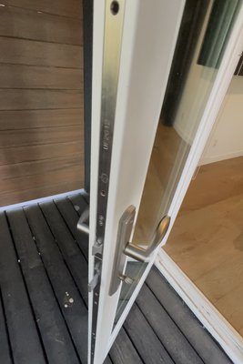 Mechanism replacement & fix - This customer had a broken mechanism that didn’t work, the handle and lock wasn’t functioning properly. Top and bottom lock bars were broken. I ordered the right parts & replaced the mechanism together with top and bottom locking bars.