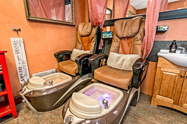 Ionic Detox Foot/Hand Baths - While immersing your feet or hands in water, positive and negative ions are emitted by the Detox system. This re-energizes the body and red blood cells. This type of system is described as a Detoxification machine because the response of a rebalanced body is to excrete any excess toxins via the kidneys, liver, bowels and skin.
This process not only occurs DURING a detox foot bath session, but also AFTER a treatment. The foot bath triggers the body’s lymphatic system and continues to detoxify for the next 24 to 72 hours. The entire process takes approximately 30-40 minutes for adults and is completely safe to use. So sit back and relax while you detox your body. Ionic Detox Foot/Hand Baths - While immersing your feet or hands in water, positive and negative ions are emitted by the Detox system. This re-energizes the body and red blood cells. This type of system is described as a Detoxification machine because the response of a rebalanced body is to excrete any excess toxins via the kidneys, liver, bowels and skin.
This process not only occurs DURING a detox foot bath session, but also AFTER a treatment. The foot bath triggers the body’s lymphatic system and continues to detoxify for the next 24 to 72 hours. The entire process takes approximately 30-40 minutes for adults and is completely safe to use. So sit back and relax while you detox your body.