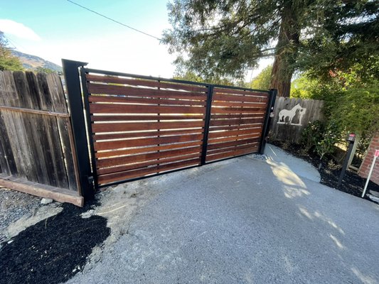 Swing gate with cedar wood overlay design - In this project, we had an old wooden gate. The customer wanted something that will last a long time and wanted to keep the wooden design. So we built for her a galvanized iron swing gate with a wooden overlay.
Now, this strong, new wooden gate looks nice and will last for the next decades!