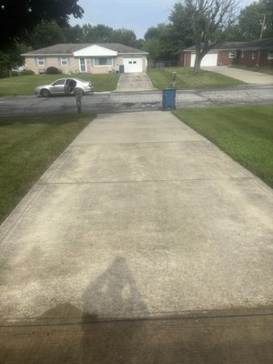 Moss and algae driveway transformation! - I did this driveway as a courtesy for a neighbor. She said it’s been over 10 years since last cleaning and i could definitely tell with the amount of moss and algae starting to grow