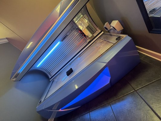 Level 5 Inspiration 400 - a combination of powerful UV body and facial lamps, comfort-focused design elements like an ergonomic base and ventilation Level 5 Inspiration 400 - a combination of powerful UV body and facial lamps, comfort-focused design elements like an ergonomic base and ventilation