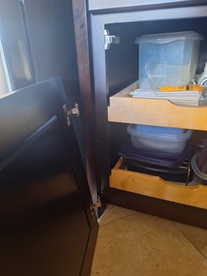 Repair cabinet's hinges - Two doors of the kitchen's cabinet were broken