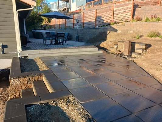 Retaining wall Kenmore Project - The customer wanted a retaining wall with steps.
Smaller retaining wall for water fountain 
2’x2’ pavers.