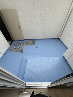 Painting the concrete patio floor - The concrete floor was cleaned with a pressure washer, then a concrete primer was applied, followed by two coats of special concrete paint. Painting the concrete patio floor - The concrete floor was cleaned with a pressure washer, then a concrete primer was applied, followed by two coats of special concrete paint.