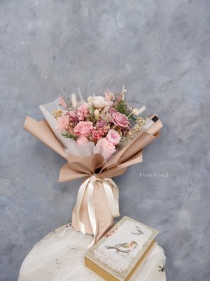 Preserved Flower Bouquet - Preserved Flower:
Preserved flowers retain their supple touch and natural color and last between 3-5 years(or longer in a sealed casing).
Just like dried flowers, to care for these beautiful blooms,
handle with care and keep out of direct sunlight, wind and away for humidity.