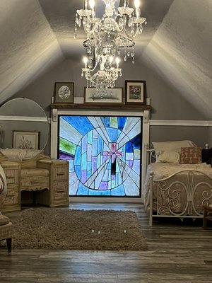 Bridal Suite - At Bent Creek Farm this is the bridal suite that you’ll have full access to with your private bathroom, Make up mirror and plenty of mirrors for you to see yourself before the ceremony.  And plenty of room for the bridal party, mother and mother in law.