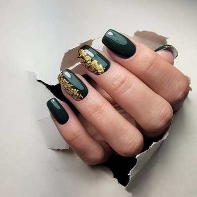 RUSSIAN MANICURE - A complete treatment characterized by an extensive cleaning of the surface of the nails, the cuticles and the skin that surrounds them with